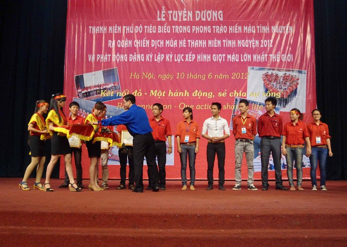 Đồng chí Dương Hồng Dân (Phó chủ tịch hội liên hiệp thanh niên thành phố Hà Nội) trao bằng khen cho các cá nhân xuất sắc trong công tác tuyên truyền vận động hiến máu.